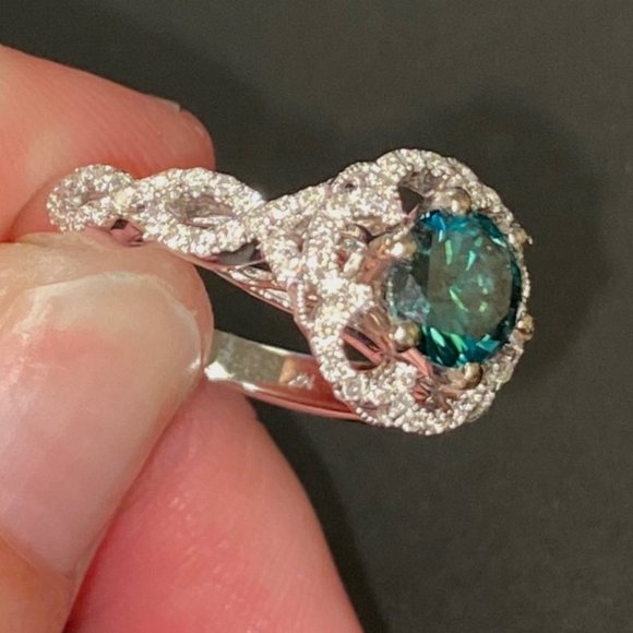 Green Diamond Ring set in 14K White gold; size 6 - Picture 3 of 6